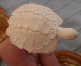 Abrecartas fabricado a mano con figura de tortuga en su asidera. Espuma de mar. Turquía.