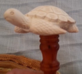 Abrecartas fabricado a mano con figura de tortuga en su asidera. Espuma de mar. Turquía.