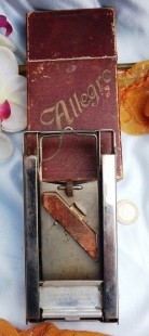 Antigua afiladora de cuchillas de afeitar. Utilería barbería para escenografías.