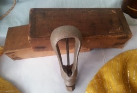 Antigua aguja de costura para maestros zapateros y curtidores. Años 30. Renta de costura de época.