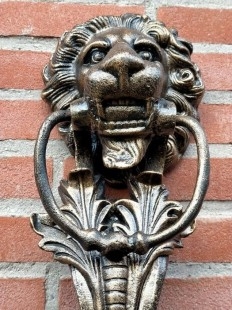 Aldaba. Gran aldaba cabeza de león. Años 2000.
