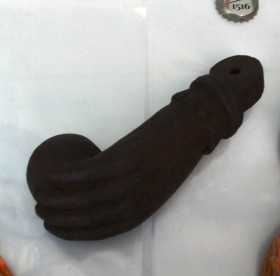 Antigua aldaba, llamador. Forma de mano. En hierro.