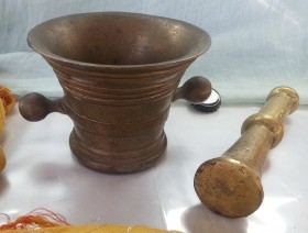 Almirez de bronce antiguo  con su maja. 1,7 kg. Antique bronze almirez