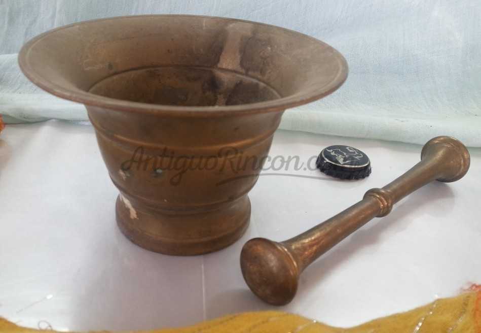 Almirez de bronce antiguo  con su maja. 0,5 kg. Antique bronze almirez