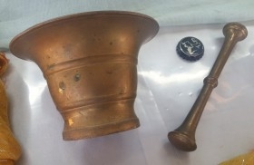 Almirez de bronce antiguo  con su maja. 0,5 kg. Antique bronze almirez