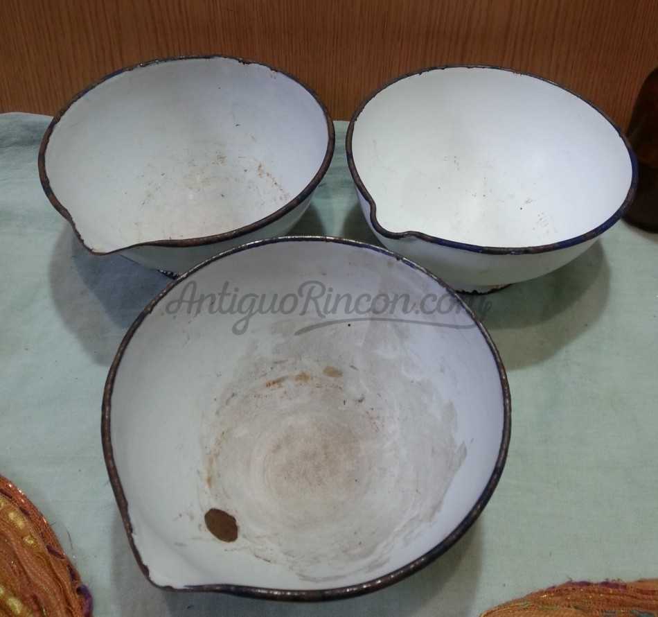 Almireces de farmacia. Conjunto de 3 cuencos esmaltados muy antiguos. Años 40-50 Almireces de farmacia. Conjunto de 3 cuencos esmaltados muy antiguos. Años 40-50