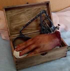 Amputación. Kit de sierra e instrumental quirúrgico. Estilo medieval.