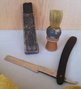Navaja de afeitar y brocha. Viejas piezas de conjunto de afeitado.
