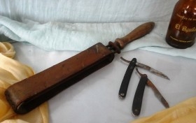 Asentador manual de navajas de afeitar + pareja viejas navajas.