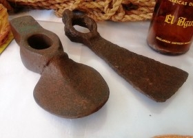Azadilla. Pareja de viejas y rústicas azadillas.