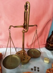 Vieja balanza de joyería en bronce. Con todas sus pesas originales