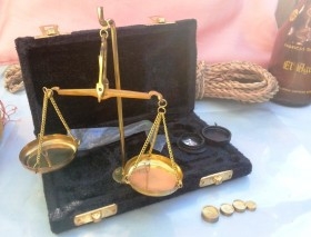 Preciosa balanza de joyería. De bronce. Pequeño tamaño. Completa.