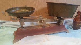 Balanza de hierro con platillos. Años 50-60 Para decoración.