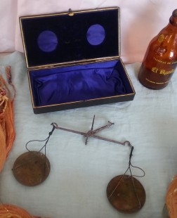 Balanza de joyeria con platillos. Pequeño tamaño. Con su estuche.