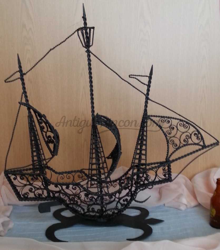 Barco. Maqueta artesanal. Fabricado en hierro.