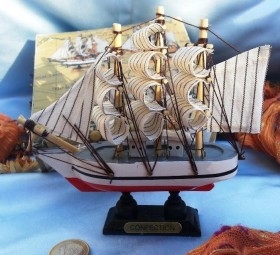 Maqueta de barco pequeño