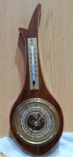 Barómetro y termómetro. En madera y vidrio.