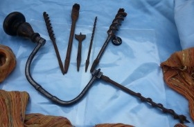 Antiguo taladro berbiquí + juego 6 brocas. Antique berbiqui drill, drill set.