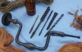 Berbiquí antiguo + juego 6 brocas. Antique berbiqui drill, drill set for rent. Tienda decorado carpintería online.