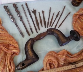 Taladro berbiquí + juego 12 brocas. Años 30. Antigua herramienta de carpintero para atrezzo.
