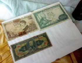 Tres billetes de 100  y 1.000 pesetas y 2 cruceiros.