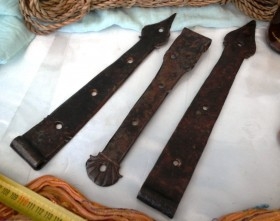 Colección de antiguas bisagras principios siglo XX. Hechas en forja. 3 piezas. Estilo medieval.
