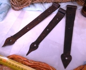 Colección de antiguas bisagras principios siglo XX. Hechas en forja. 3 piezas. Estilo medieval.