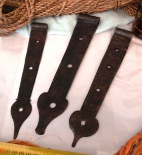 Colección de antiguas bisagras principios siglo XX. Hechas en forja. 3 piezas. Estilo medieval.