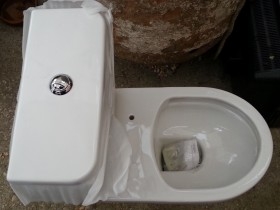 Sanitario. WC completo con cisterna. Nuevo a estrenar.