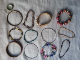 Bisutería vintage. 12 pulseras. Muy bonitas.