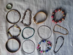 Bisutería vintage. 12 pulseras.  Muy bonitas.
