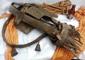 Bocado para caballería. Correas de cuero y preciosos . Viejo arreo de caballería.