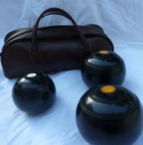 Bolas de bolera con su bolsa original. Origen británico. Años 60. Old bowls