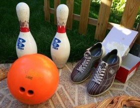 Conjunto bolera. Bola, bolos y zapatos de bolera. Precioso conjunto vintage.