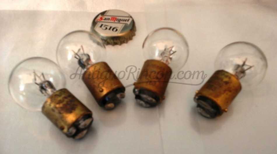 Cuatro viejísimas bombillas de 6 v. Marca Wagner (6 v - 18/4 w) Argon 763