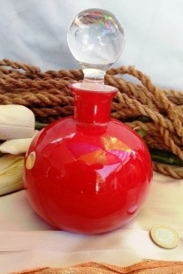 Antigua y preciosa botella esférica de cristal rojo. Años 30