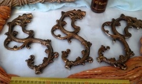 Conjunto de brazos en latón dorado. 3 piezas. Nuevos a estrenar.