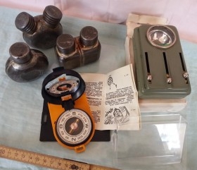 Conjunto de engrasadoras, brújula y linterna militar de señales. Ruso. Años 80. Props de época en alquiler.