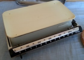 Báscula cocina de los años 70. Old kitchen scales