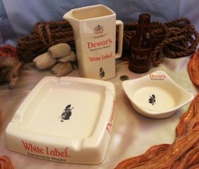 Whisky White Label. Conjunto de jarra, cenicero, cuenco. En cerámica