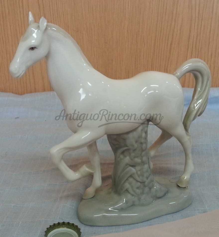 Caballo. Escultura en porcelana. Fabricada en España