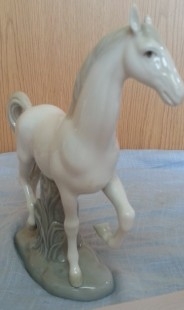 Caballo. Escultura en porcelana. Fabricada en España