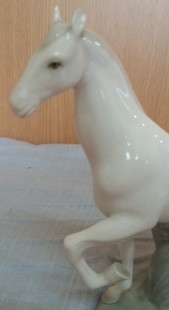 Caballo. Escultura en porcelana. Fabricada en España