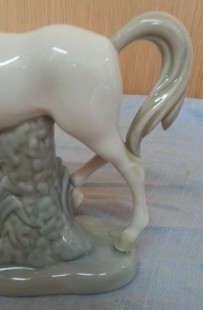 Caballo. Escultura en porcelana. Fabricada en España