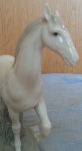 Caballo. Escultura en porcelana. Fabricada en España