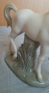 Caballo. Escultura en porcelana. Fabricada en España