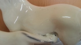 Caballo. Yegua y su cría en cerámica. Vieja figura.