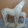 Caballo. Yegua y su cría en cerámica. Vieja figura.