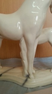 Caballo. Yegua y su cría en cerámica. Vieja figura.