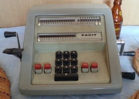 Vieja calculadora. Marca Facit.  Old calculator. No funciona